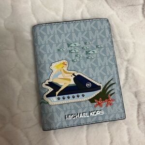 Michael Kors PALE OCEAN
JST PASSPORT CASE